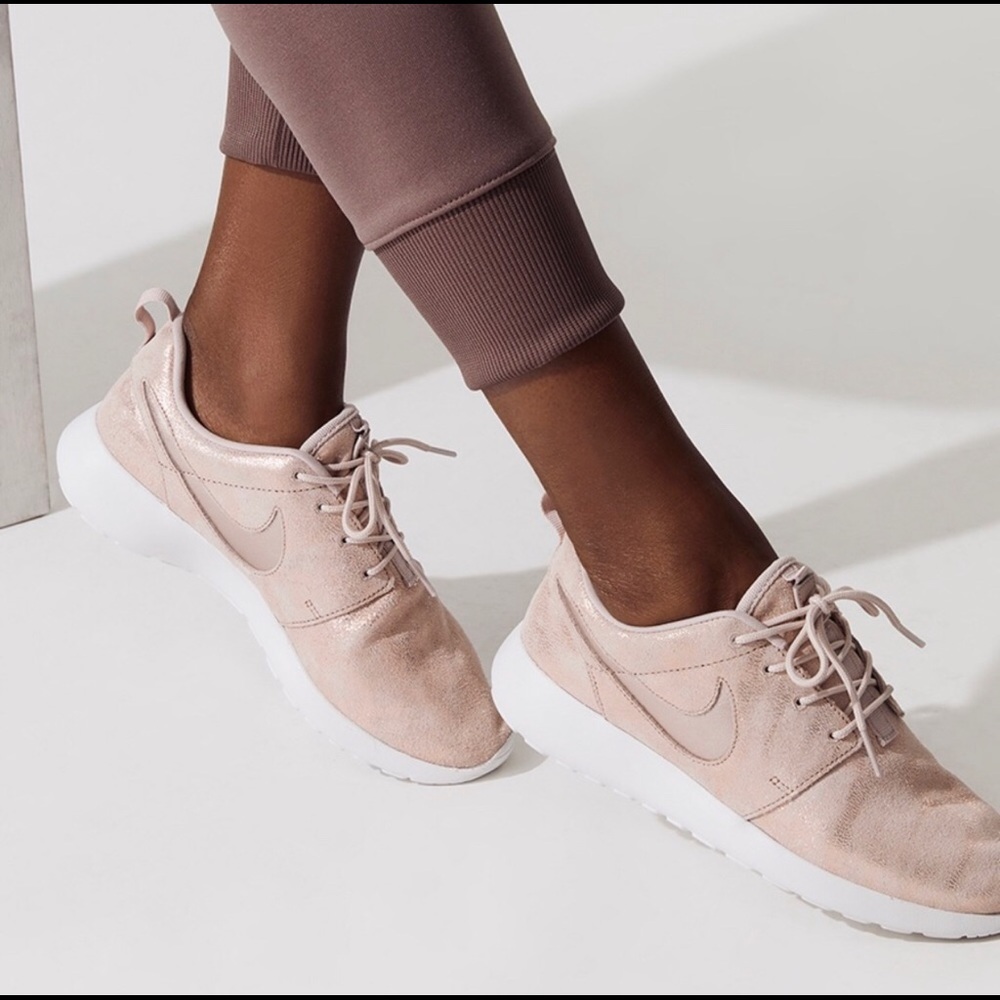 NWT Nike Roshe One Rose Gold - Picture 4 of 8
